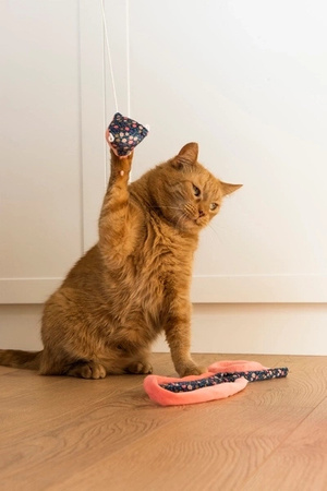 ZOLUX Zabawka dla kota wędka piramidka, kwiaty ETHICAT 40 cm